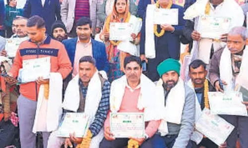 Bareilly: कृषकों को मेले में सम्मान और नई तकनीकें सिखाई गईं Bareilly: कृषकों को मेले में सम्मान और नई तकनीकें सिखाई गईं