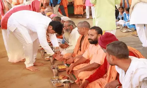 Khandva: सीएम मोहन यादव के बेटे-बहू ने धार्मिक परंपरा निभाई Khandva: सीएम मोहन यादव के बेटे-बहू ने धार्मिक परंपरा निभाई