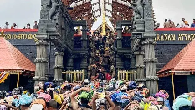kerala: चार पंचधातु की मूर्तियों की तस्करी, पवित्र सीढ़ियों के हिस्से भी लूटे गए