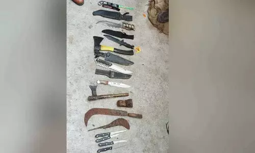 Yakutpura में तड़के सुबह की छापेमारी में अवैध हथियार ज़ब्त किए गए Yakutpura में तड़के सुबह की छापेमारी में अवैध हथियार ज़ब्त किए गए