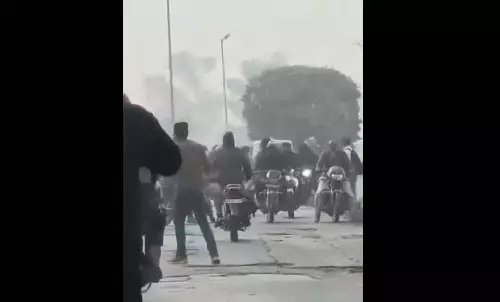 पुलिस पेशी के लिए कोर्ट ले जा रही थी...कुख्यात बदमाश पर गोलीबारी, अफरातफरी पुलिस पेशी के लिए कोर्ट ले जा रही थी...कुख्यात बदमाश पर गोलीबारी, अफरातफरी