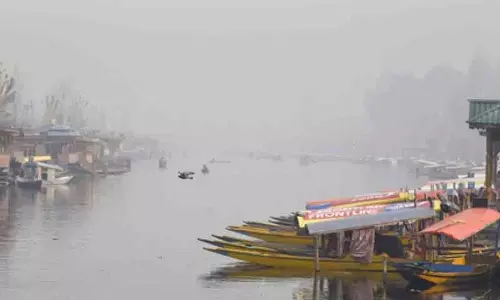Kashmir में भारी बर्फबारी के साथ कड़ाके की ठंड पड़ रही Kashmir में भारी बर्फबारी के साथ कड़ाके की ठंड पड़ रही