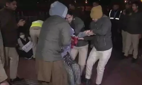 उन्नाव केस की पीड़िता और मां को Delhi में मीडिया से बातचीत से रोका गया
