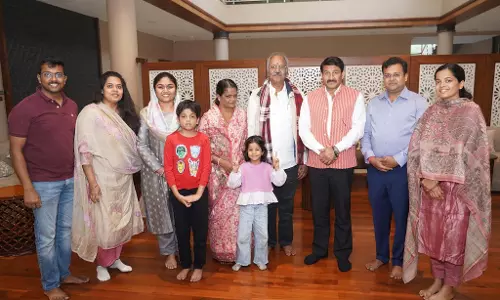बृजमोहन के परिवार से मिले सांसद मनोज तिवारी बृजमोहन के परिवार से मिले सांसद मनोज तिवारी