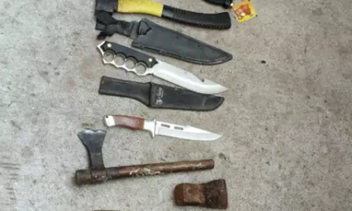 Hyderabad पुलिस ने हिस्ट्री-शीटरों के घरों पर छापा मारा, चाकू ज़ब्त किए Hyderabad पुलिस ने हिस्ट्री-शीटरों के घरों पर छापा मारा, चाकू ज़ब्त किए