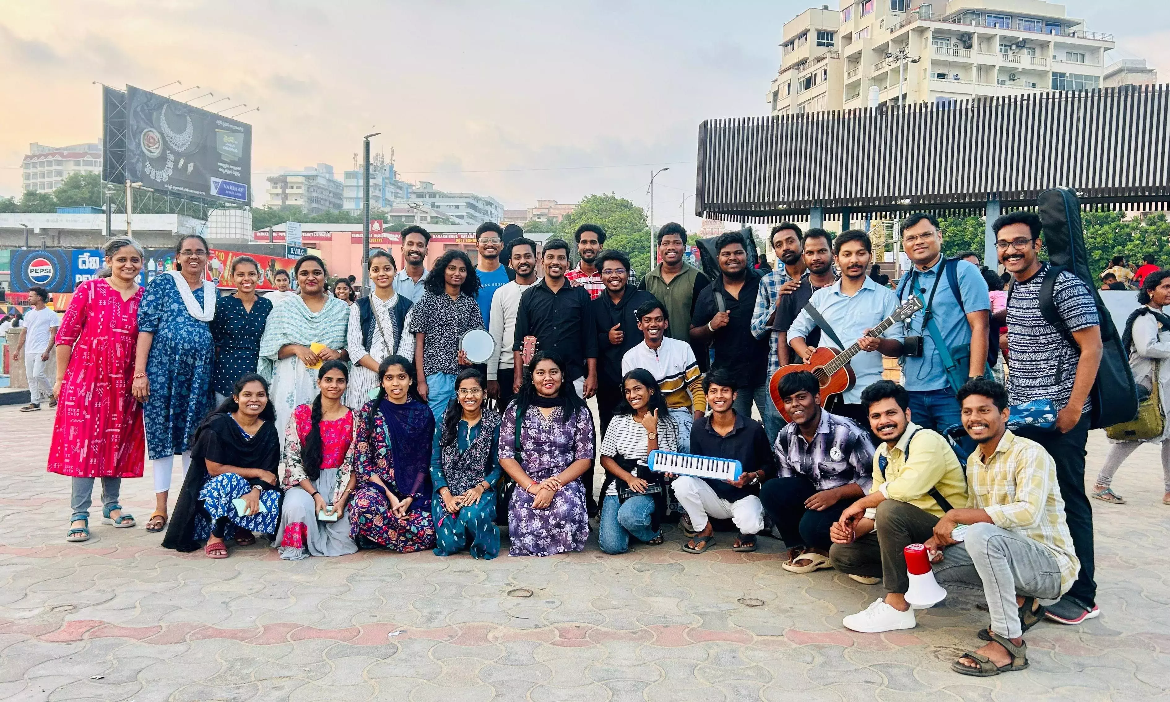 स्ट्रीट कैरोल्स ने Hyderabad में क्रिसमस का माहौल खुशनुमा बना दिया स्ट्रीट कैरोल्स ने Hyderabad में क्रिसमस का माहौल खुशनुमा बना दिया