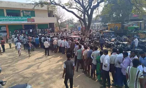 Narasimhulapeta में यूरिया की कमी: किसान PACS ऑफिस के बाहर लाइन में लगे Narasimhulapeta में यूरिया की कमी: किसान PACS ऑफिस के बाहर लाइन में लगे
