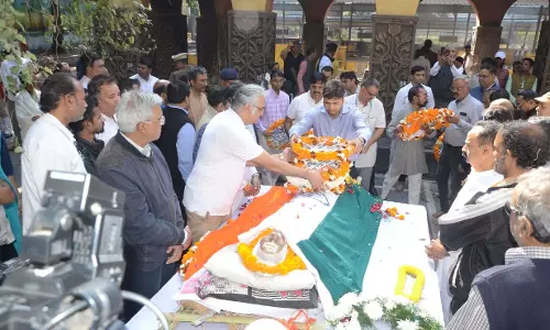 छत्तीसगढ़ के माटीपुत्र साहित्यकार विनोद कुमार शुक्ल को राजकीय सम्मान के साथ अंतिम विदाई
