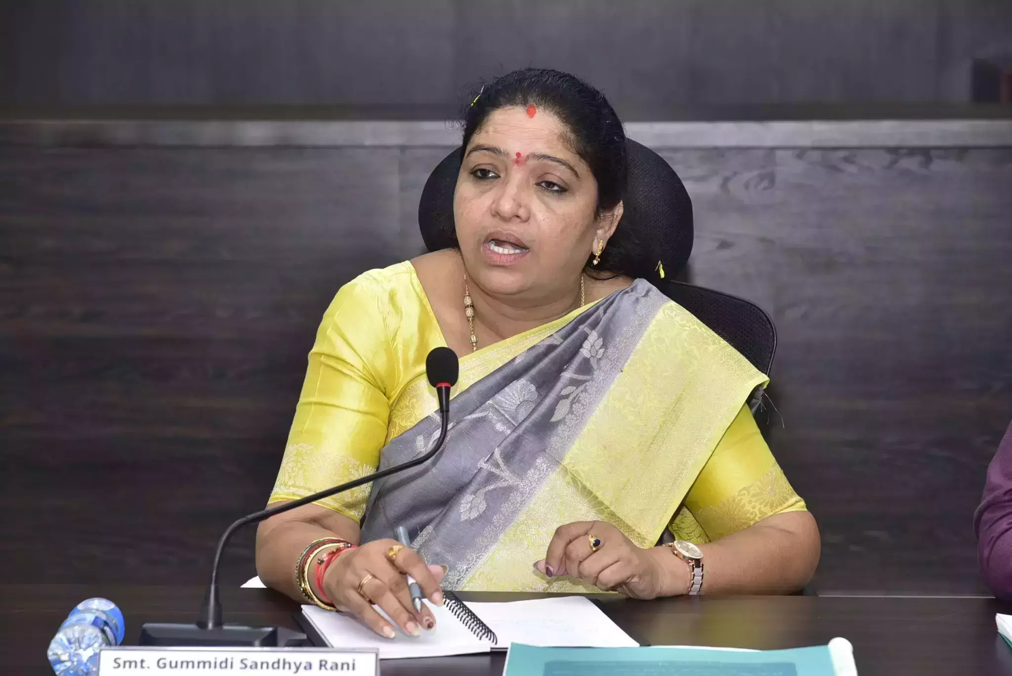 Parvathipuram एसपी ने फर्जी SMS मामले में संध्या रानी के PA के बेटे को बरी किया Parvathipuram एसपी ने फर्जी SMS मामले में संध्या रानी के PA के बेटे को बरी किया