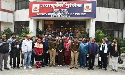 Delhi: द्वारका में पुलिस ने 270 से ज़्यादा चोरी के मोबाइल फोन मालिकों को लौटाए Delhi: द्वारका में पुलिस ने 270 से ज़्यादा चोरी के मोबाइल फोन मालिकों को लौटाए