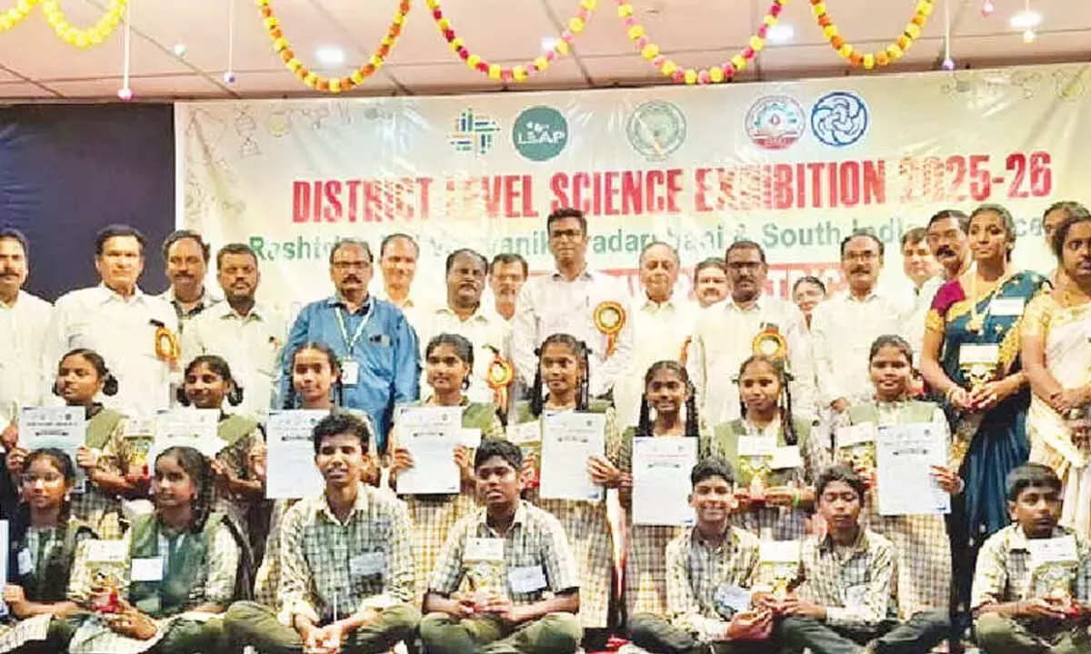 Andhra: छात्रों को आविष्कारों में जिज्ञासा पैदा करने के लिए कहा गया