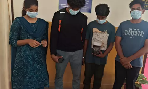 Hyderabad: ड्रग पेडलिंग में तीन गिरफ्तार, महिला टेक कर्मचारी भी पकड़ी गई Hyderabad: ड्रग पेडलिंग में तीन गिरफ्तार, महिला टेक कर्मचारी भी पकड़ी गई