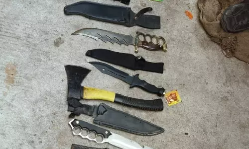 Hyderabad पुलिस ने हिस्ट्री-शीटरों के घरों पर छापा मारा, चाकू ज़ब्त किए Hyderabad पुलिस ने हिस्ट्री-शीटरों के घरों पर छापा मारा, चाकू ज़ब्त किए
