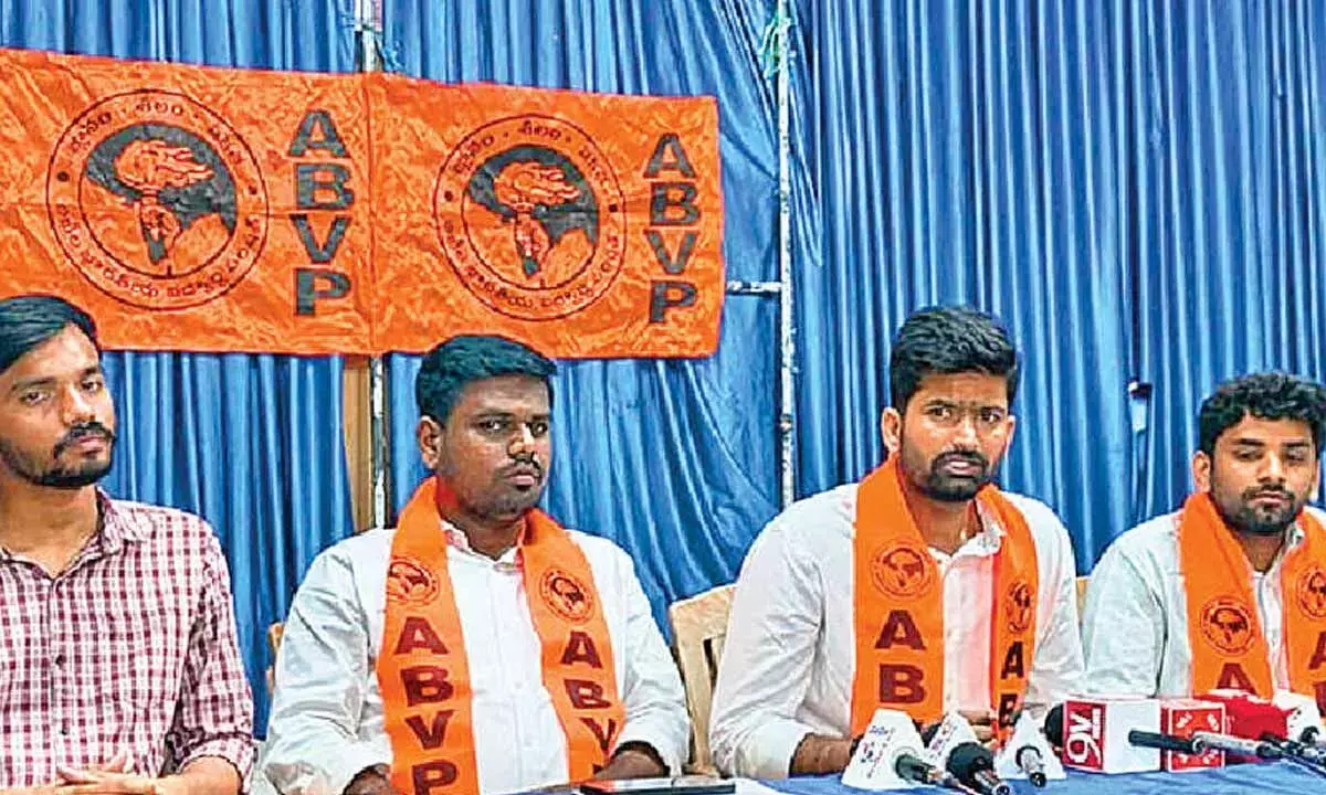 ABVP ने छात्रों की परेशानियों को नज़रअंदाज़ करने के लिए लोकेश की आलोचना की