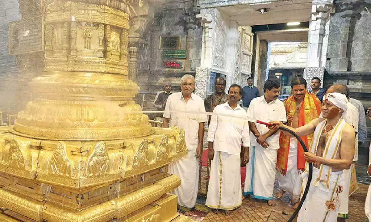 Andhra: वैकुंठ एकादशी से पहले ‘कोइल अलवर तिरुमंजनम’ का प्रदर्शन