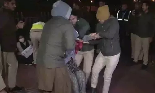 Unnao Rape पीड़िता की मां को दिल्ली में विरोध प्रदर्शन से घसीटकर ले जाया गया