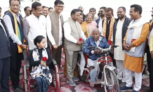 प्रभारी मंत्री एवं वित्त मंत्री के हाथों सहायक उपकरण पाकर दिव्यांगजनों के खिले चेहरे प्रभारी मंत्री एवं वित्त मंत्री के हाथों सहायक उपकरण पाकर दिव्यांगजनों के खिले चेहरे