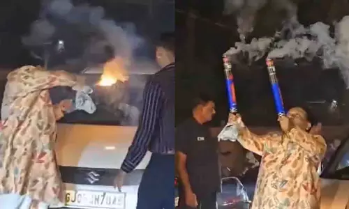 बिजनेसमैन ने जन्मदिन के लिए सड़क बंद की, पटाखों से लोगों को डराया बिजनेसमैन ने जन्मदिन के लिए सड़क बंद की, पटाखों से लोगों को डराया