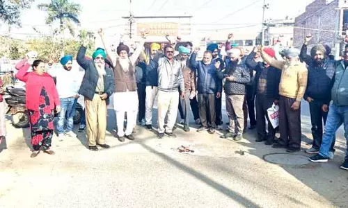 Amritsar: पावरकॉम कर्मचारियों ने परमाणु ऊर्जा बिल का विरोध किया