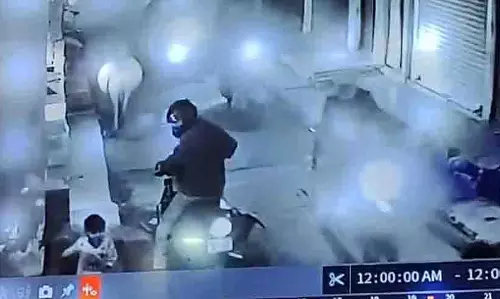 Maharajganj: आवारा सांड ने बच्ची पर हमला किया, बाइकर ने किया बचाव Maharajganj: आवारा सांड ने बच्ची पर हमला किया, बाइकर ने किया बचाव