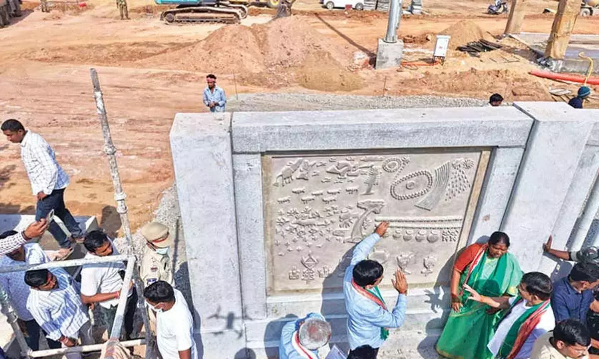 Telangana: मंत्रियों ने मेदाराम जतरा मंदिर में विकास कार्यों का निरीक्षण किया