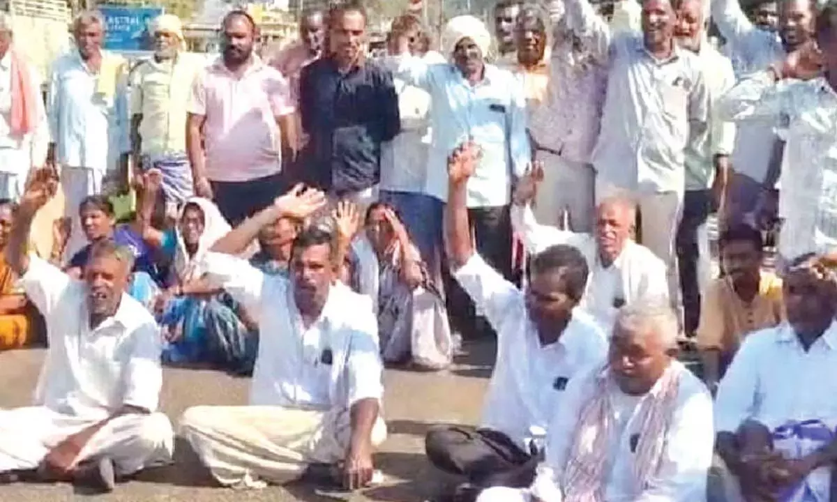 Telangana: किसानों ने यूरिया बैग की मांग की Telangana: किसानों ने यूरिया बैग की मांग की