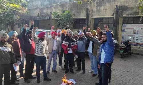Tarn Taran में पशु चिकित्सकों ने विरोध प्रदर्शन किया, राज्य सरकार का पुतला फूंका Tarn Taran में पशु चिकित्सकों ने विरोध प्रदर्शन किया, राज्य सरकार का पुतला फूंका