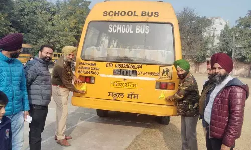 Amritsar में चेकिंग के दौरान एक स्कूल बस जब्त, दूसरी का चालान काटा गया