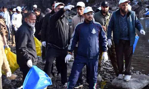 DC Rajouri कचरा हटाने के लिए ठंडी दरहाली नदी में उतरे