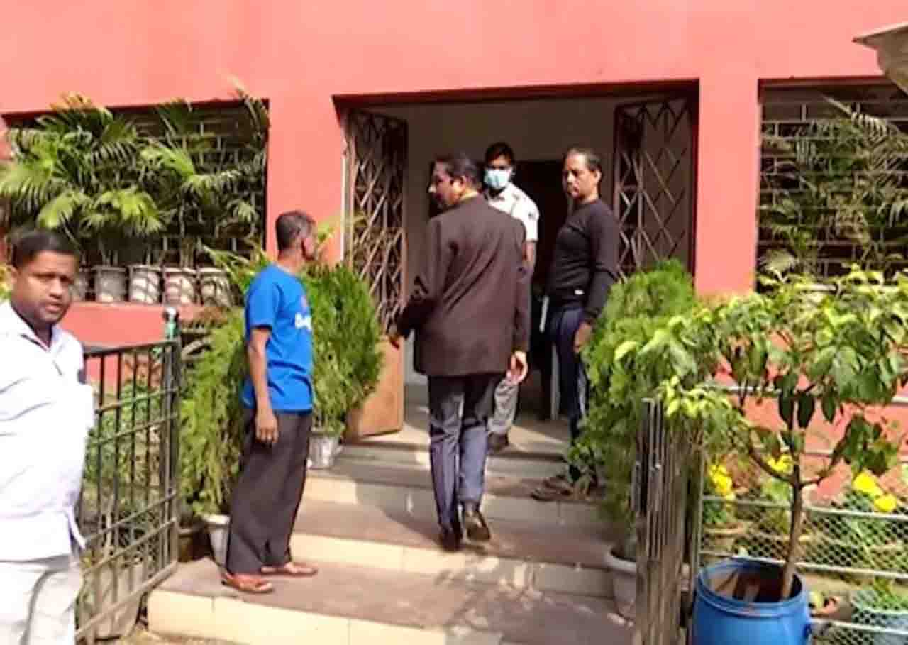 महिला कॉलेज के सफाईकर्मी का शव लटका हुआ मिला महिला कॉलेज के सफाईकर्मी का शव लटका हुआ मिला