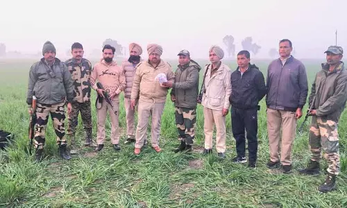 Tarn Taran के मारी कंबोके में खेत से 504 ग्राम हेरोइन ज़ब्त की गई