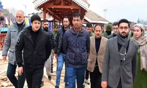 डिव कमिश्नर ने Amira Kadal में लकड़ी के पैदल पुल के काम की प्रगति की समीक्षा की डिव कमिश्नर ने Amira Kadal में लकड़ी के पैदल पुल के काम की प्रगति की समीक्षा की