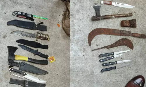 Police ने व्यवसायी की हत्या मामले में हिस्ट्रीशीटर के घरों पर मारा छापा, चाकू जब्त Police ने व्यवसायी की हत्या मामले में हिस्ट्रीशीटर के घरों पर मारा छापा, चाकू जब्त
