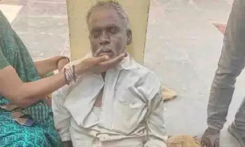 किसान की मक्का खरीद केंद्र पर दर्दनाक मौत, KTR ने उठाए सवाल किसान की मक्का खरीद केंद्र पर दर्दनाक मौत, KTR ने उठाए सवाल