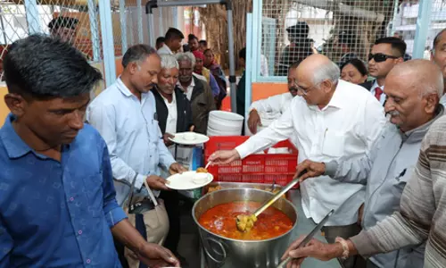 गांधीनगर सिविल हॉस्पिटल में मुख्यमंत्री ने मरीजों के रिश्तेदारों को अपने हाथों से परोसा खाना गांधीनगर सिविल हॉस्पिटल में मुख्यमंत्री ने मरीजों के रिश्तेदारों को अपने हाथों से परोसा खाना