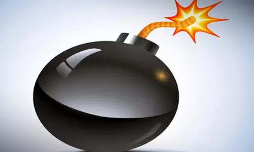 फ्लाई ओवर से युवक पर फेंका बम, हुई मौत फ्लाई ओवर से युवक पर फेंका बम, हुई मौत