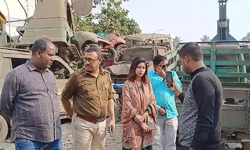 Sonarpur Flyover से लावारिस गाड़ियां हटाई गईं, लंबे समय से चली आ रही समस्या का समाधान हुआ Sonarpur Flyover से लावारिस गाड़ियां हटाई गईं, लंबे समय से चली आ रही समस्या का समाधान हुआ