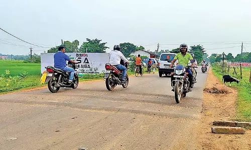 दो सड़कें, दो चेहरे: खुशी और गुस्सा, निवासियों में आक्रोश भड़का दो सड़कें, दो चेहरे: खुशी और गुस्सा, निवासियों में आक्रोश भड़का