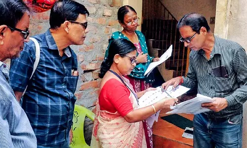 जो ज़िंदा हैं वो मर चुके हैं, जो मर चुके हैं वो ज़िंदा हैं! पुरुलिया में BLO को कारण बताओ नोटिस जारी जो ज़िंदा हैं वो मर चुके हैं, जो मर चुके हैं वो ज़िंदा हैं! पुरुलिया में BLO को कारण बताओ नोटिस जारी