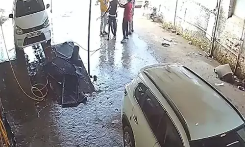 सर्विसिंग सेंटर पर बवाल, मामूली बात पर युवक की बेल्ट से पिटाई, आरक्षक लाइन अटैच सर्विसिंग सेंटर पर बवाल, मामूली बात पर युवक की बेल्ट से पिटाई, आरक्षक लाइन अटैच