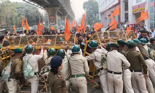 VHP और बजरंग दल ने बांग्लादेश में हिंदुओं पर हो रहे अत्याचारों के खिलाफ प्रदर्शन किया VHP और बजरंग दल ने बांग्लादेश में हिंदुओं पर हो रहे अत्याचारों के खिलाफ प्रदर्शन किया