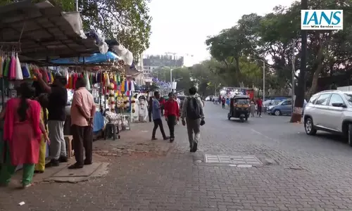 मुंबई में क्रिसमस ईव पर बाजार और चर्च रहे गुलजार, श्रद्धालु और खरीदारों की भीड़