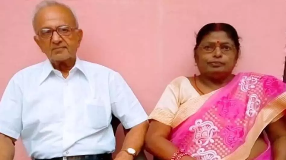 पत्नी की शवयात्रा के बीच वकील पति की हो गई मौत, सदमे में परिवार पत्नी की शवयात्रा के बीच वकील पति की हो गई मौत, सदमे में परिवार