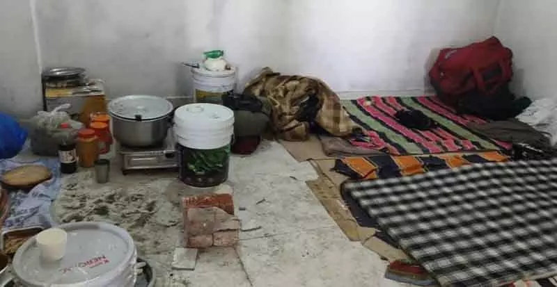 Kurukshetra के होटल के कमरे में दम घुटने से 5 यूपी के मजदूरों की मौत Kurukshetra के होटल के कमरे में दम घुटने से 5 यूपी के मजदूरों की मौत