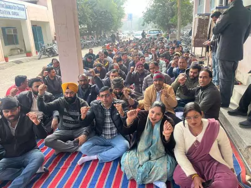 Sirsa में बिजली कर्मचारियों ने सरकार की ऑनलाइन ट्रांसफर नीति का विरोध किया। Sirsa में बिजली कर्मचारियों ने सरकार की ऑनलाइन ट्रांसफर नीति का विरोध किया।