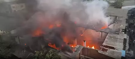 फैक्ट्री में लगी भीषण आग, सिलेंडर ब्लास्ट होने से दमकल विभाग का कर्मचारी घायल फैक्ट्री में लगी भीषण आग, सिलेंडर ब्लास्ट होने से दमकल विभाग का कर्मचारी घायल
