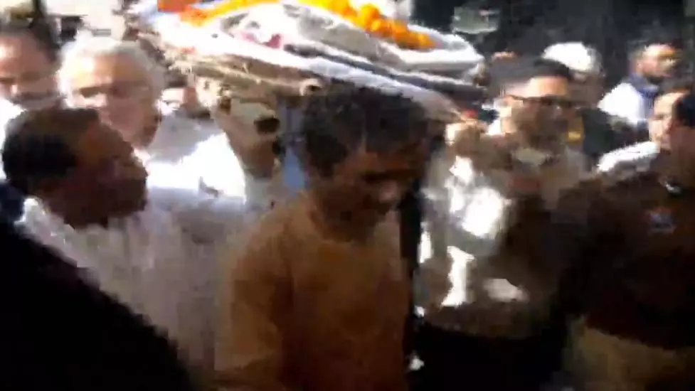 प्रख्यात साहित्यकार विनोद कुमार शुक्ल की अंतिम यात्रा निकली प्रख्यात साहित्यकार विनोद कुमार शुक्ल की अंतिम यात्रा निकली