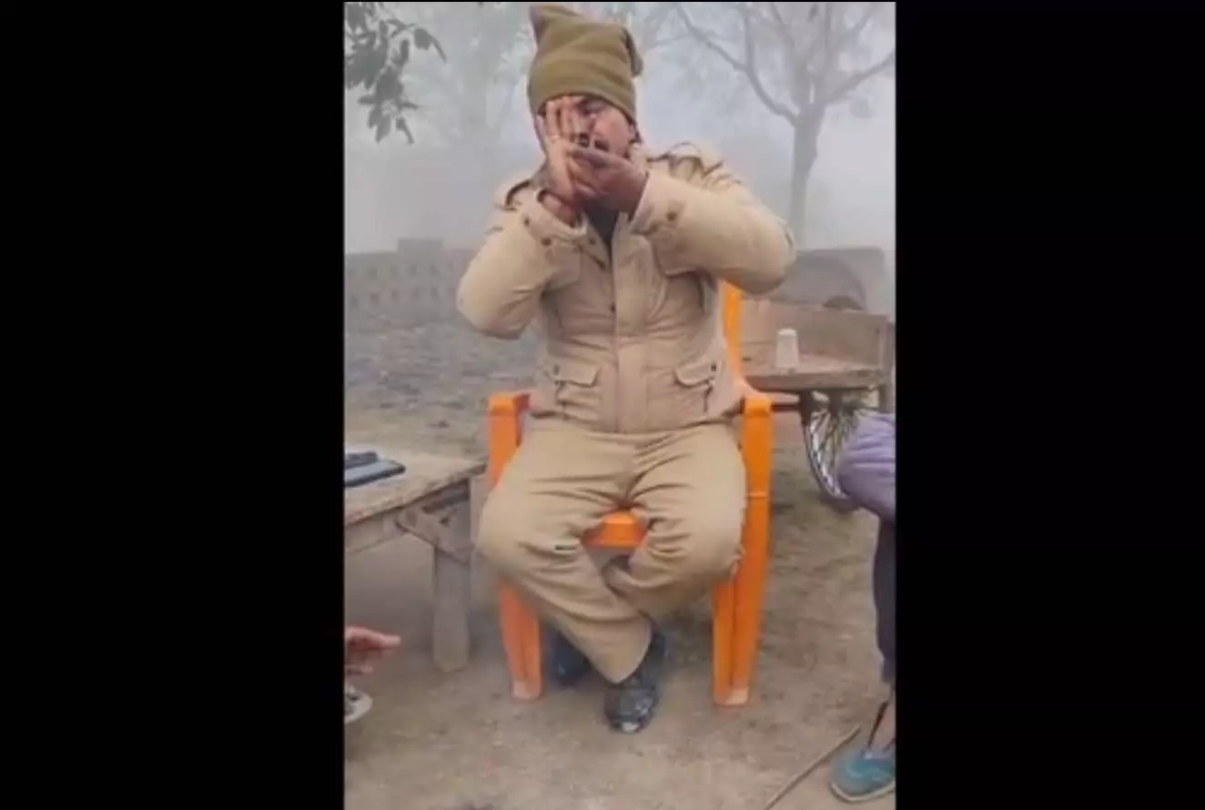 वर्दी की गरिमा का उल्लंघन! पुलिसकर्मी का चिलम पीते हुए वीडियो सामने आया, मचा हड़कंप वर्दी की गरिमा का उल्लंघन! पुलिसकर्मी का चिलम पीते हुए वीडियो सामने आया, मचा हड़कंप