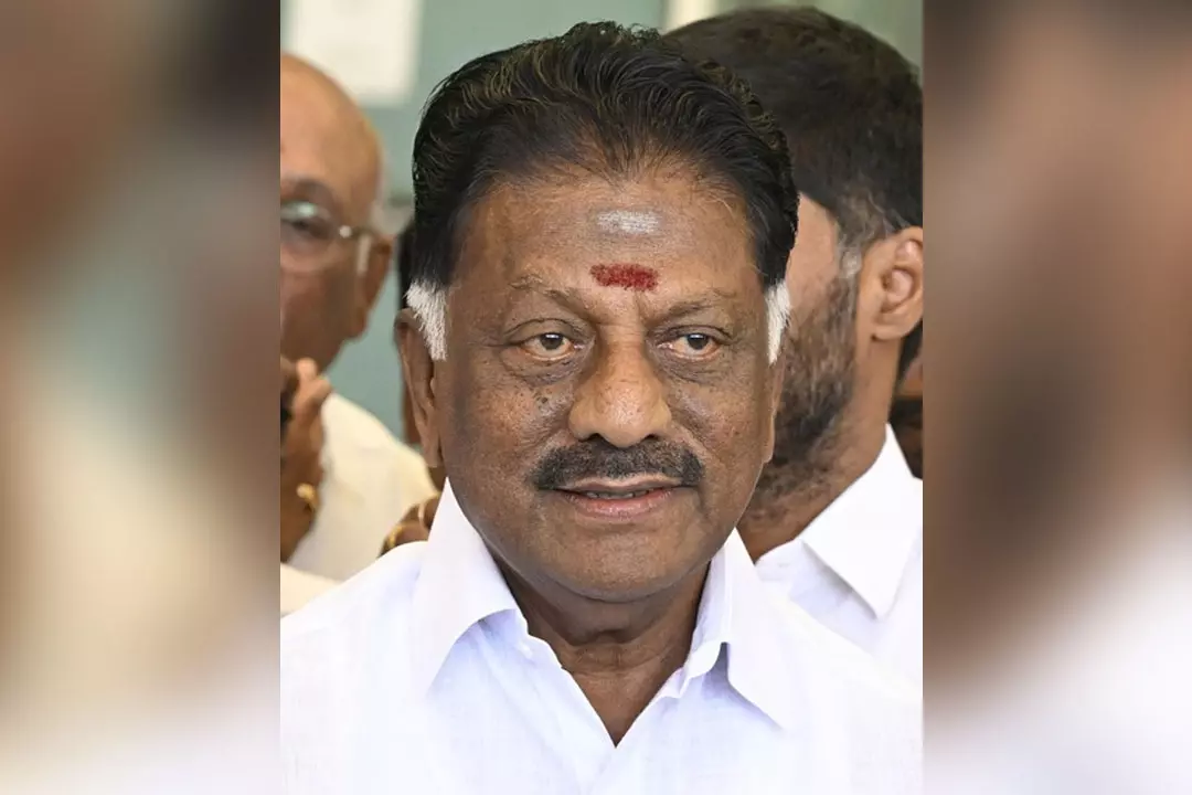 AIADMK एकता बातचीत नाकाम, पनीरसेल्वम के TVK से हाथ मिलाने के संकेत AIADMK एकता बातचीत नाकाम, पनीरसेल्वम के TVK से हाथ मिलाने के संकेत