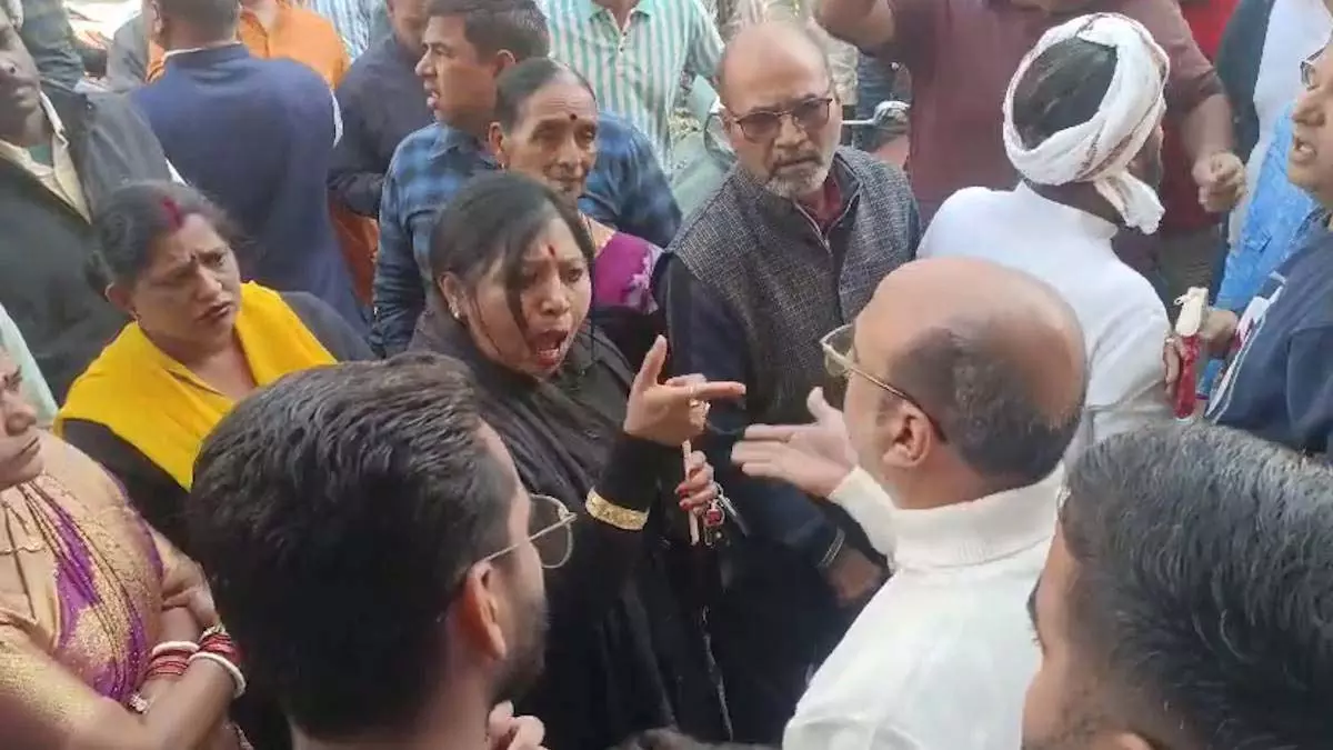 जगदलपुर में दुकानों को बंद कराने के दौरान तनाव और बवाल की स्थिति बनी रही जगदलपुर में दुकानों को बंद कराने के दौरान तनाव और बवाल की स्थिति बनी रही